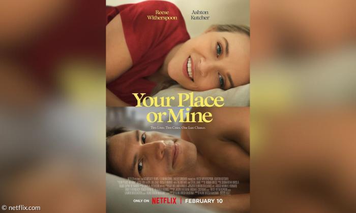 Filmplakat mit der Aufschrift "Your Place or Mine". Das Bild ist zweigeteilt. Oben sieht man eine Frau (Resse Witherspoon) im Bett liegen, die in die Kamera guckt. Unten sieht man einen Mann (Ashton Kutcher), der in die Kamera guckt. Es soll sie wirken als würden sie im selben Bett liegen und sich ansehen.