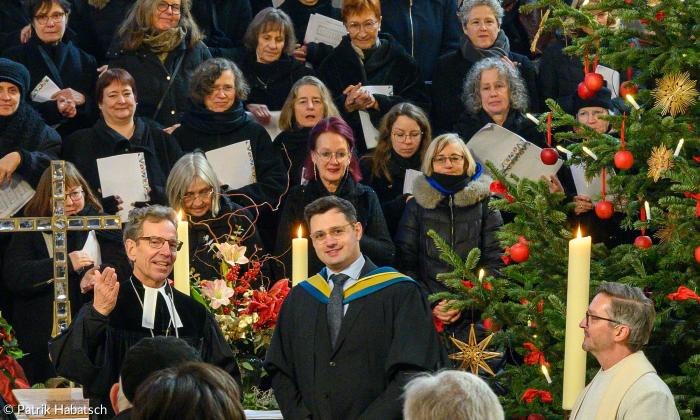 Alexander Rebetge (Mitte) bei seiner Einführung als neuer Kantor von St. Sebald