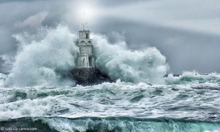 Wellen schlagen gegen einen Leuchtturm