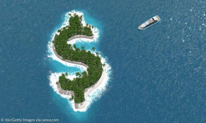 Dollargeformte insel mit grünen Bäumen und weißem Sandstrand im Blauen Ozean mit einer Yacht
