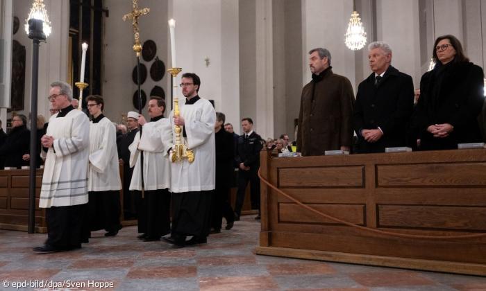 Menschen in einer Kirche
