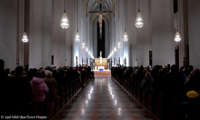 Eine voll besetzte Kirche, Blick von hinten auf den Altar