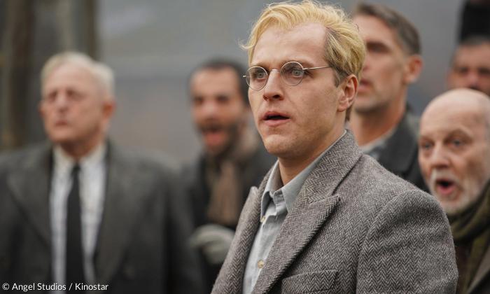 Todgeweihte Häftlinge auf ihrer letzten Reise: Jonas Dassler als Dietrich Bonhoeffer.