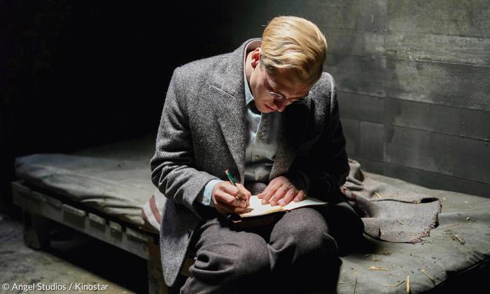 Todd Kormanicki erzählt seine Geschichte in Rückblenden: Während Bonhoeffer auf seiner letzten Fahrt dem Tod entgegengeht, notiert er Erinnerungen in sein Tagebuch: an seinen Bruder Walter, der im ersten Weltkrieg fiel, an seine Zwillingsschwester Sabine, mit der er die Trauer über diesen Verlust teilte, an Harlem, an den Kirchenkampf.