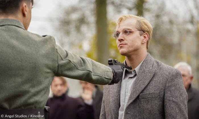 Widerstand: Bonhoeffer (Jonas Dassler) vor dem Nazi-Schergen, der am Ende das Abendmahl mitfeiern wird.