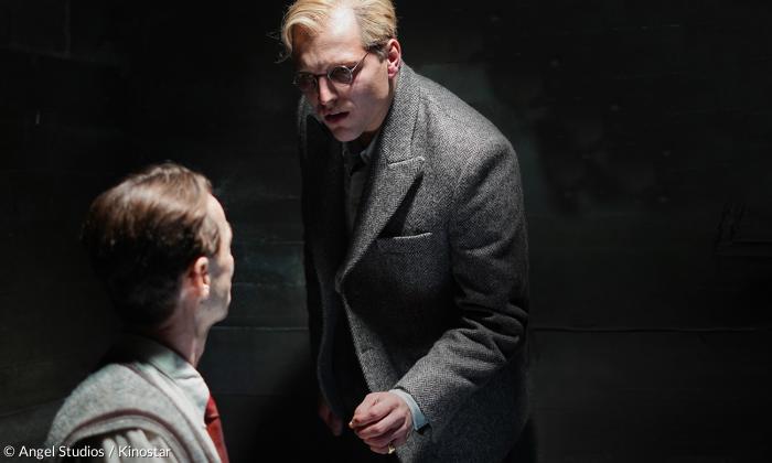 Dietrich Bonhoeffer (Jonas Dassler) und der Münchner KZ-Arzt Sigmund Rascher (James Flynn).)