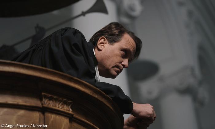 August Diehl als Martin Niemöller: Sein berühmtes "Als die Nazis die Kommunisten holten, habe ich geschwiegen; ich war ja kein Kommunist..." formulierte der Pfarrer Jahrzehnte nach dem Krieg. Der Film, in dem Niemöller als Bischof erscheint, verlegt es als Predigt auf die Kanzel, die zur Verhaftung Niemöllers führt.