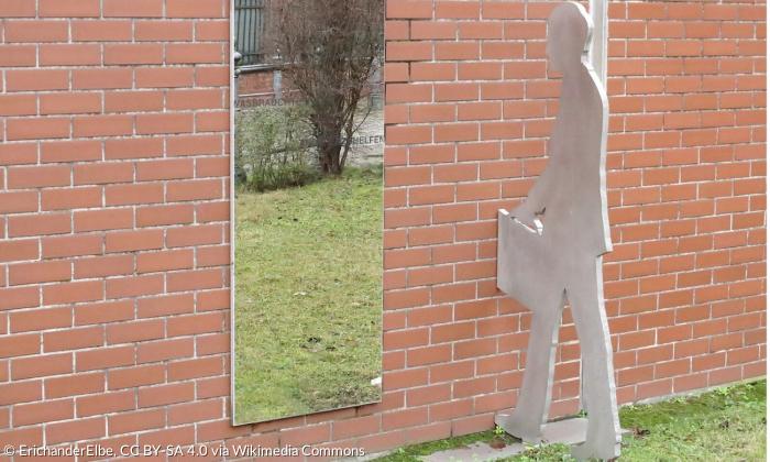 Denkmal Harald Poelchau Spiegel mit Skulptur