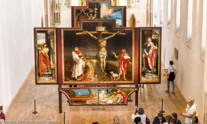 Ein großes Gemälde zeigt die Kreuzigung Jesu