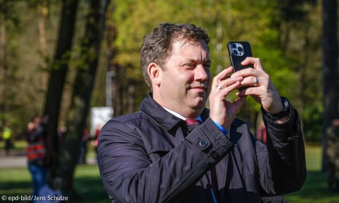 Ein Mann macht ein Foto mit seinem Mobiltelefon