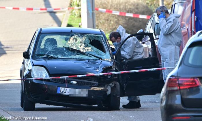 Ein Auto, das stark beschädigt ist