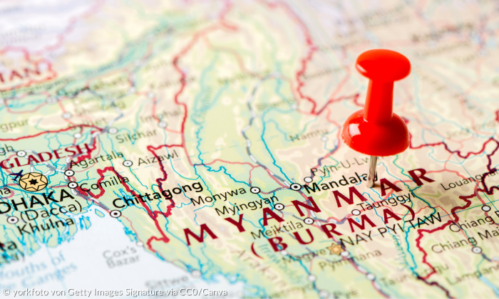 Eine Stecknadel steckt auf einer Karte von Myanmar
