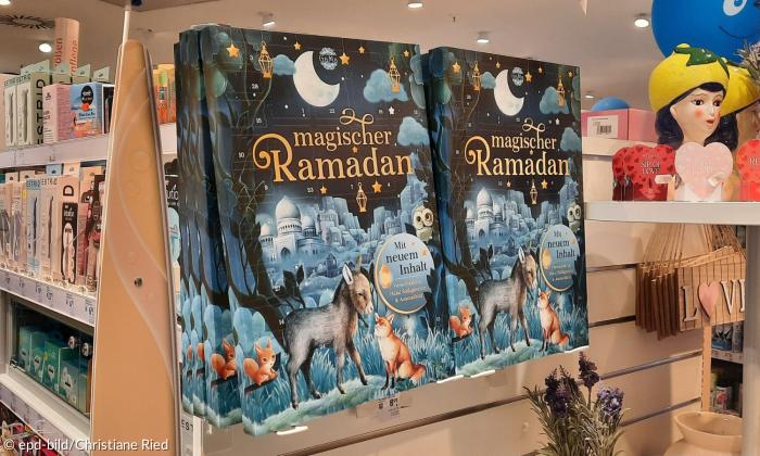 In einem Regal stehen Bücher, auf denen "Magischer Ramadan" steht, zu sehen ist ein Halbmond sowie Tiere