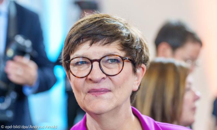 Eine Frau mit Brille und kurzen Haaren