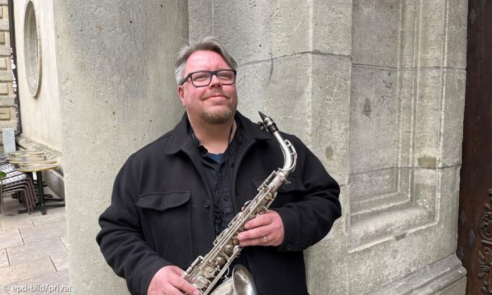 Ein Mann mit einem Saxofon