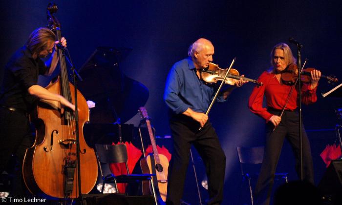 Herman van Veen 2022 bei einem Konzert in Würzburg mit der Violine