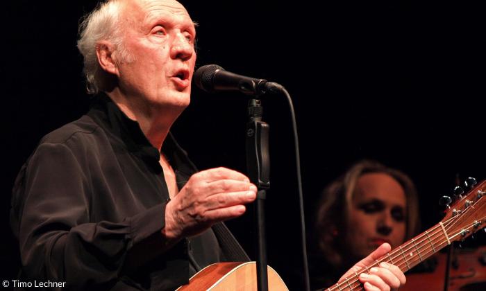 Herman van Veen 2019 bei einem Konzert in der Nürnberger Meistersingerhalle. 