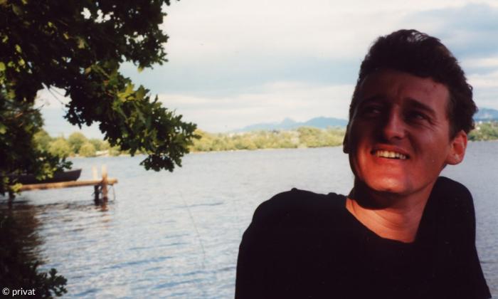 Ein Mann vor einem See