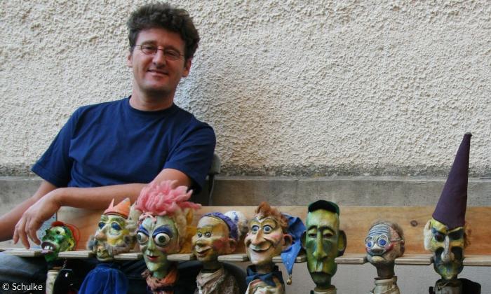 Ein Mann mit Puppen