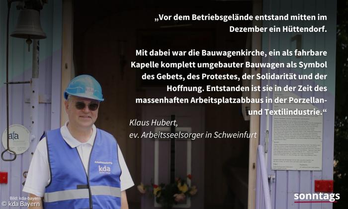 Ein Mann mit Bauhelm