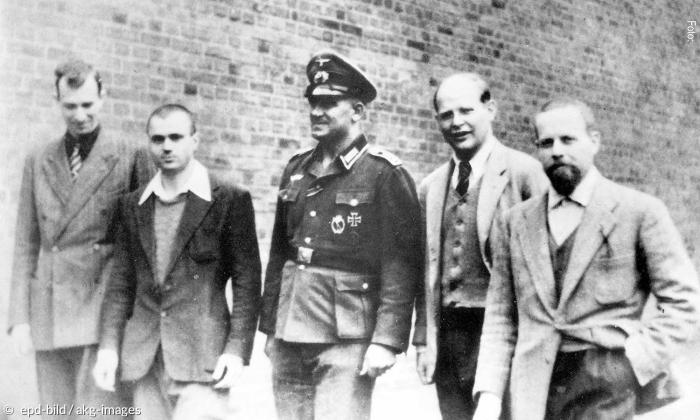 Dietrich Bonhoeffer im Hof des Wehrmachtsuntersuchungsgefängnisses Berlin-Tegel