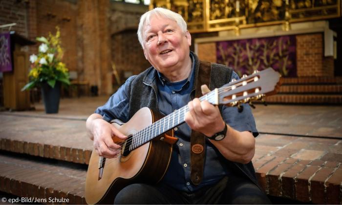 Ein Mann mit Gitarre