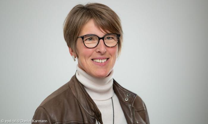Brustbild einer Frau mit Brille