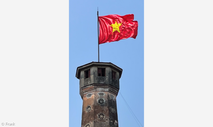 Turm Die vietnamesische Flagge Hanoi.