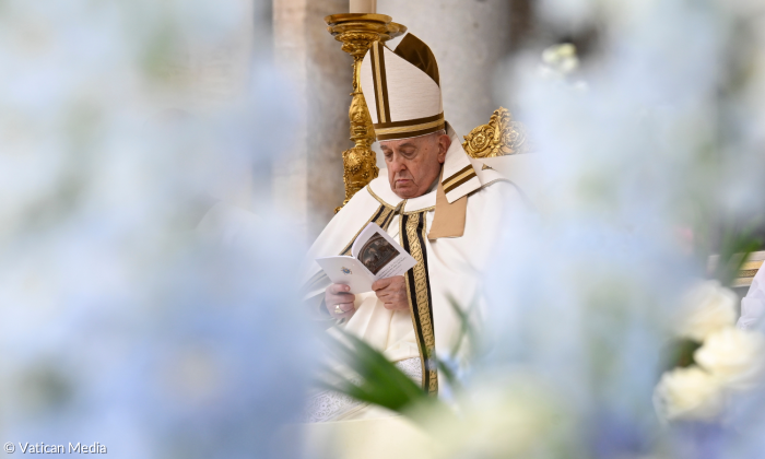 Franziskus sitzt zu Ostern in seinem Stuhl