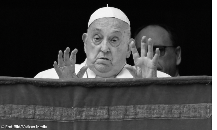 Papst Franziskus hebt segnend die Hände 