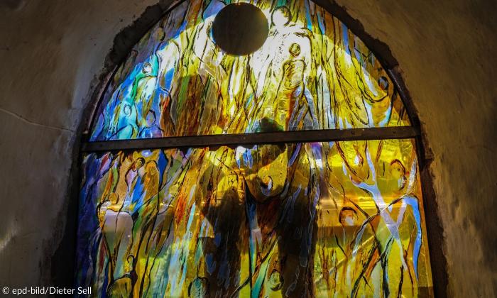 Ein buntes Kirchenfenster, durch das Licht fällt