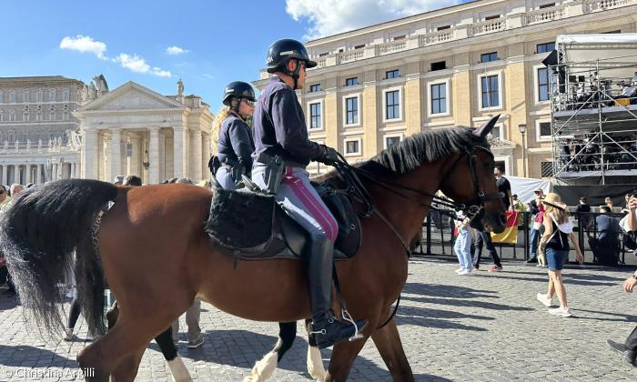 Polizei zu Pferde auf dem Petersplatz in Rom