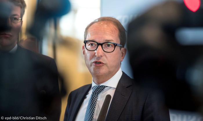 Ein Mann im Anzug mit Brille