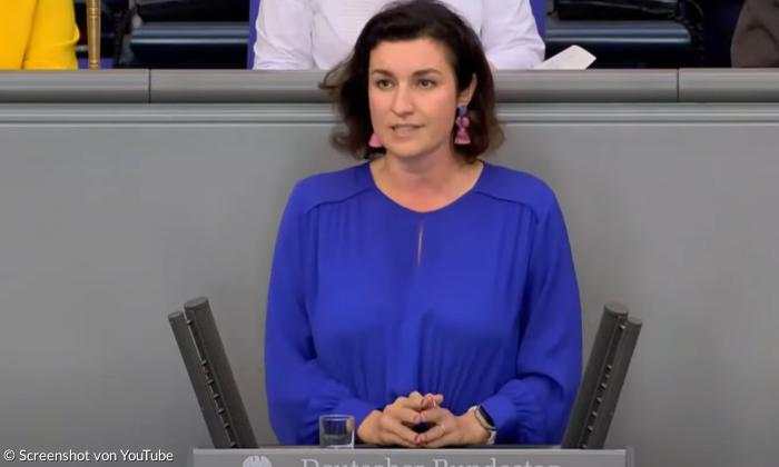 Eine Frau im blauen Blazer