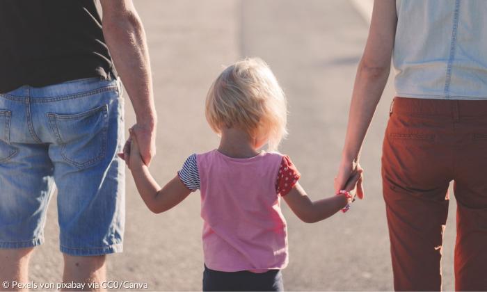 Eine Familie hält sich an den Händen