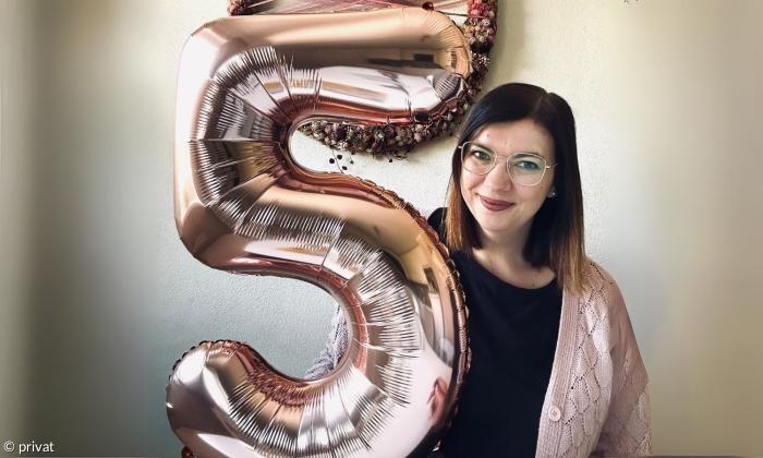 Eine Frau mit einer aufblasbaren Fünf