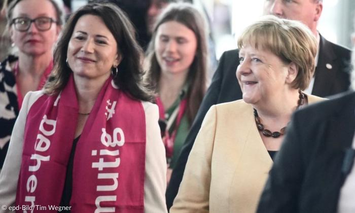 Zwei Frauen, sie lächeln