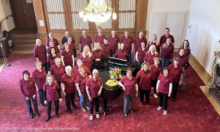 Ein Chor, alle in roten Shirts