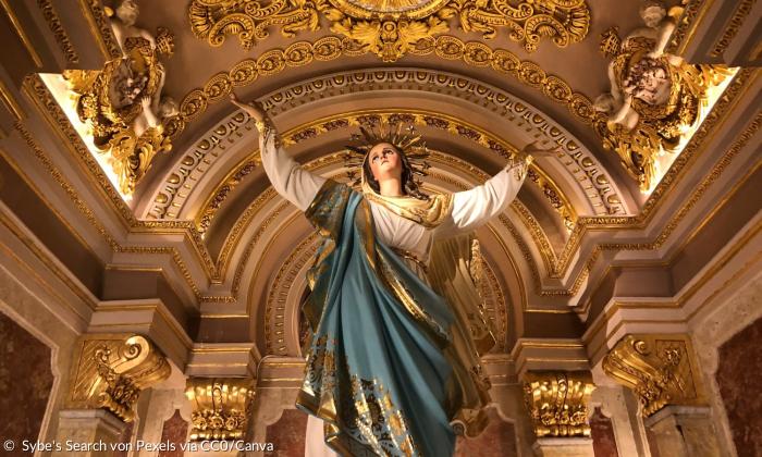 Eine Statue der Jungfrau Maria