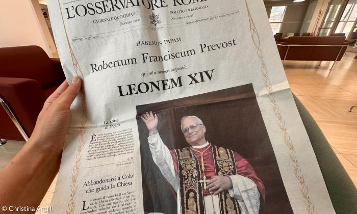 Zeitung mit Bild von Papst Leo XIV