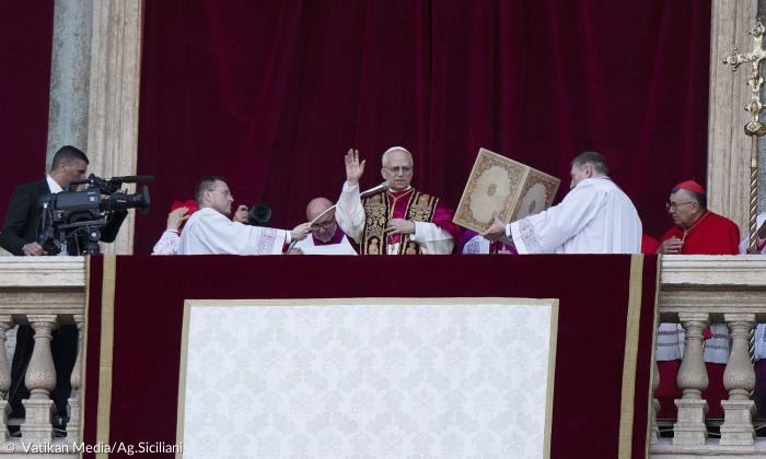 Papst Leo XIV. spendet erstmals den Segen "Urbi et Orbi" auf dem Balkon des Petersdoms in Rom