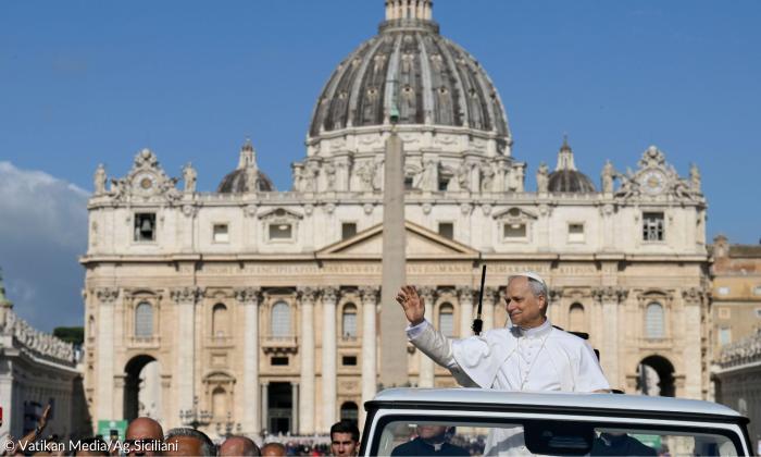 Vor seiner offiziellen Einführung in sein Amt grüßt Papst Leo XIV. von seinem Papamobil aus die Menschen