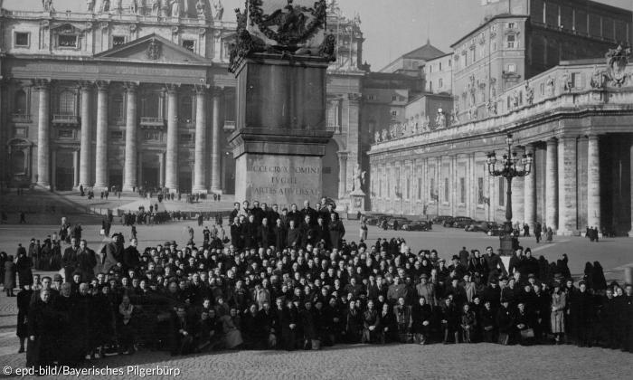 Eine Reisegruppe des Bayerischen Pilgerbüros im Jahr 1950 vor dem Petersdom