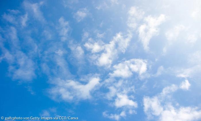 Blauer Himmel mit ein paar Wolken