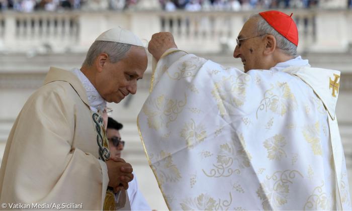 Papst Leo XIV. erhält das Pallium, eine der päpstlichen Insignien, von Kardinal Mario Zenari, Apostolischer Nuntius in Syrien