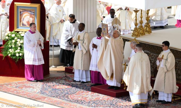Papst Leo XIV. während seiner Amtseinführung