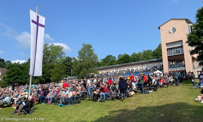 Bild vieler Menschen auf dem Hesselberg
