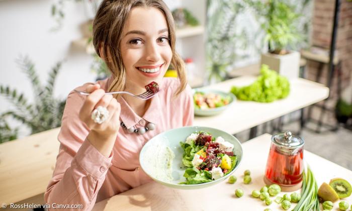 Eine Frau isst einen Salat