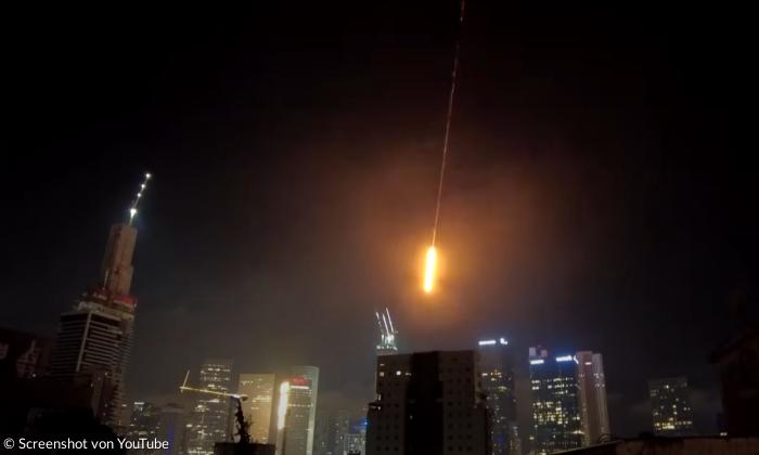 Eine Rakete trifft ein Hochhaus, nachts