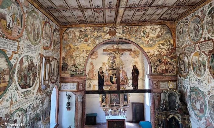 Eine verzierte Kapelle, mit einem großen Kruzifix